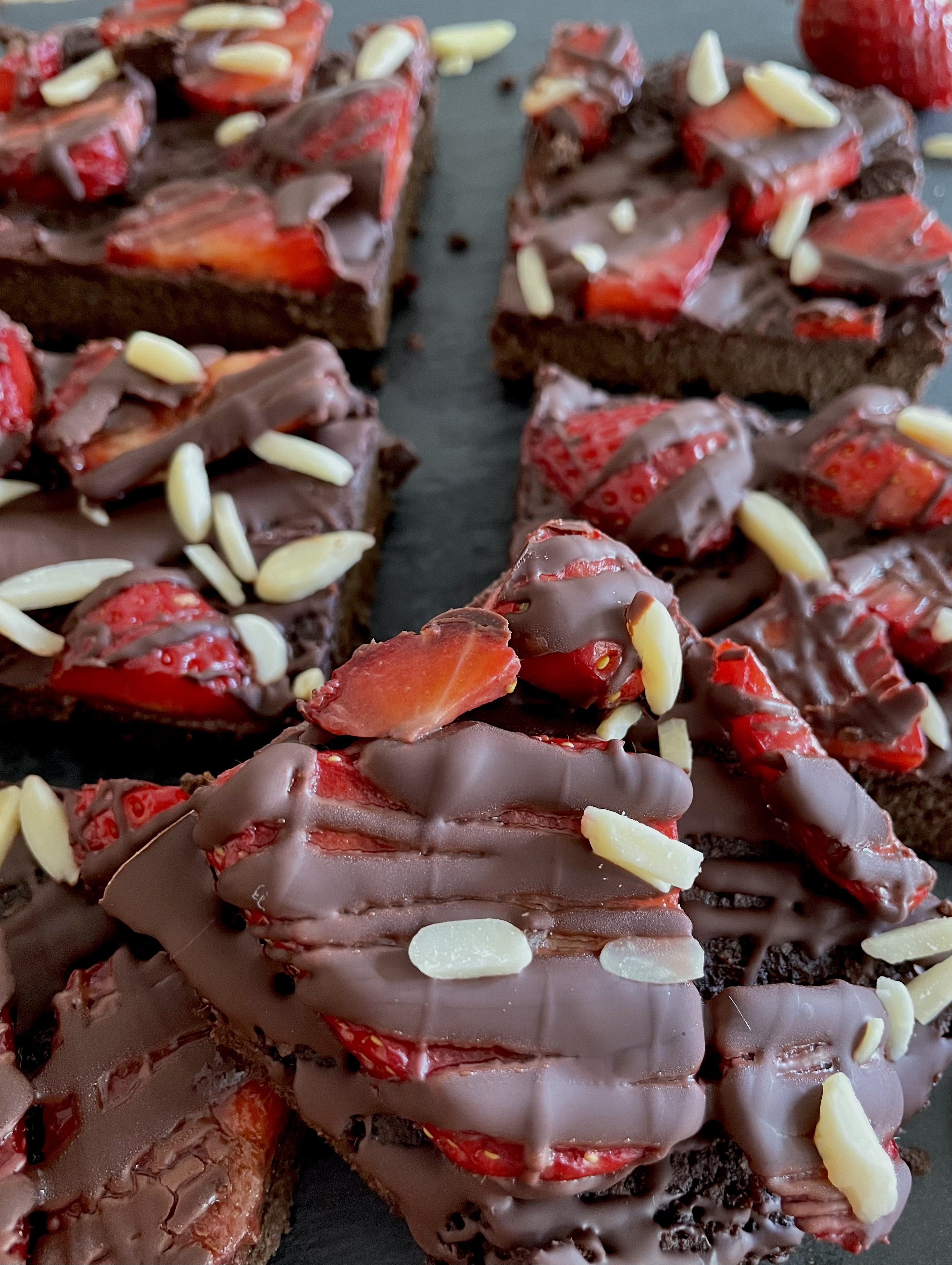 Leckeres Bild eines Schoko-Brownies mit Erdbeeren