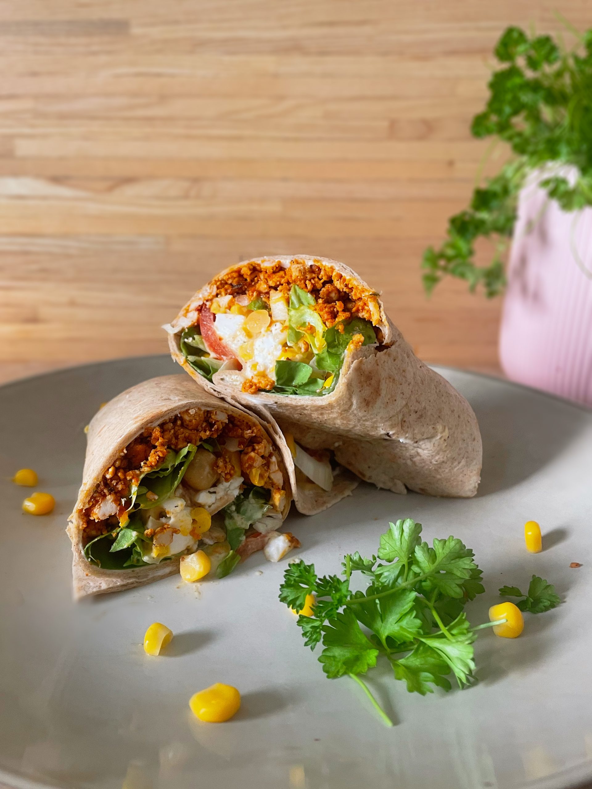 Lecker angerichteter Wrap mit dekorativer Petersilie