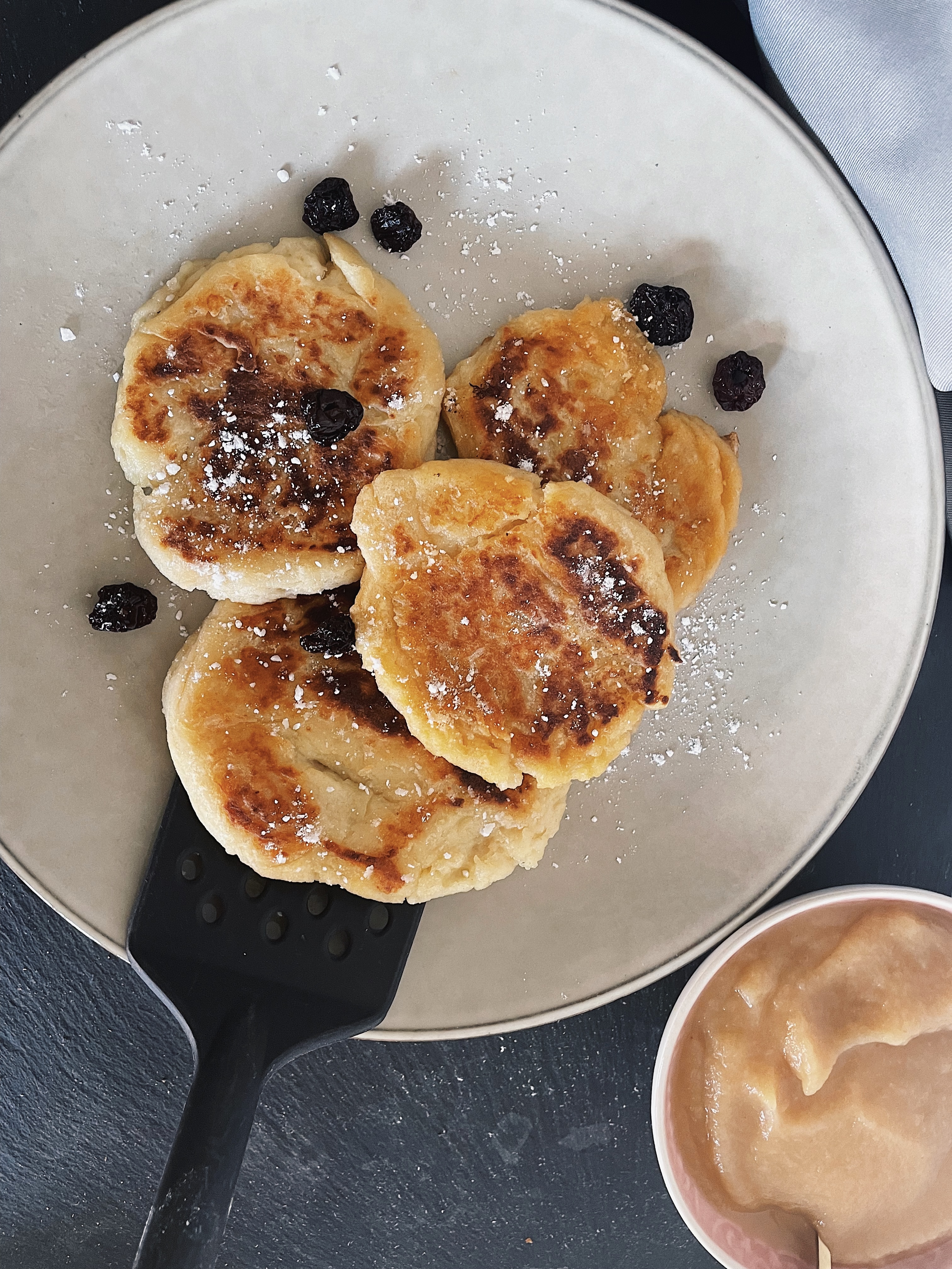 Lecker angerichtete vegane Quarkkeulchen mit Apfelmus.