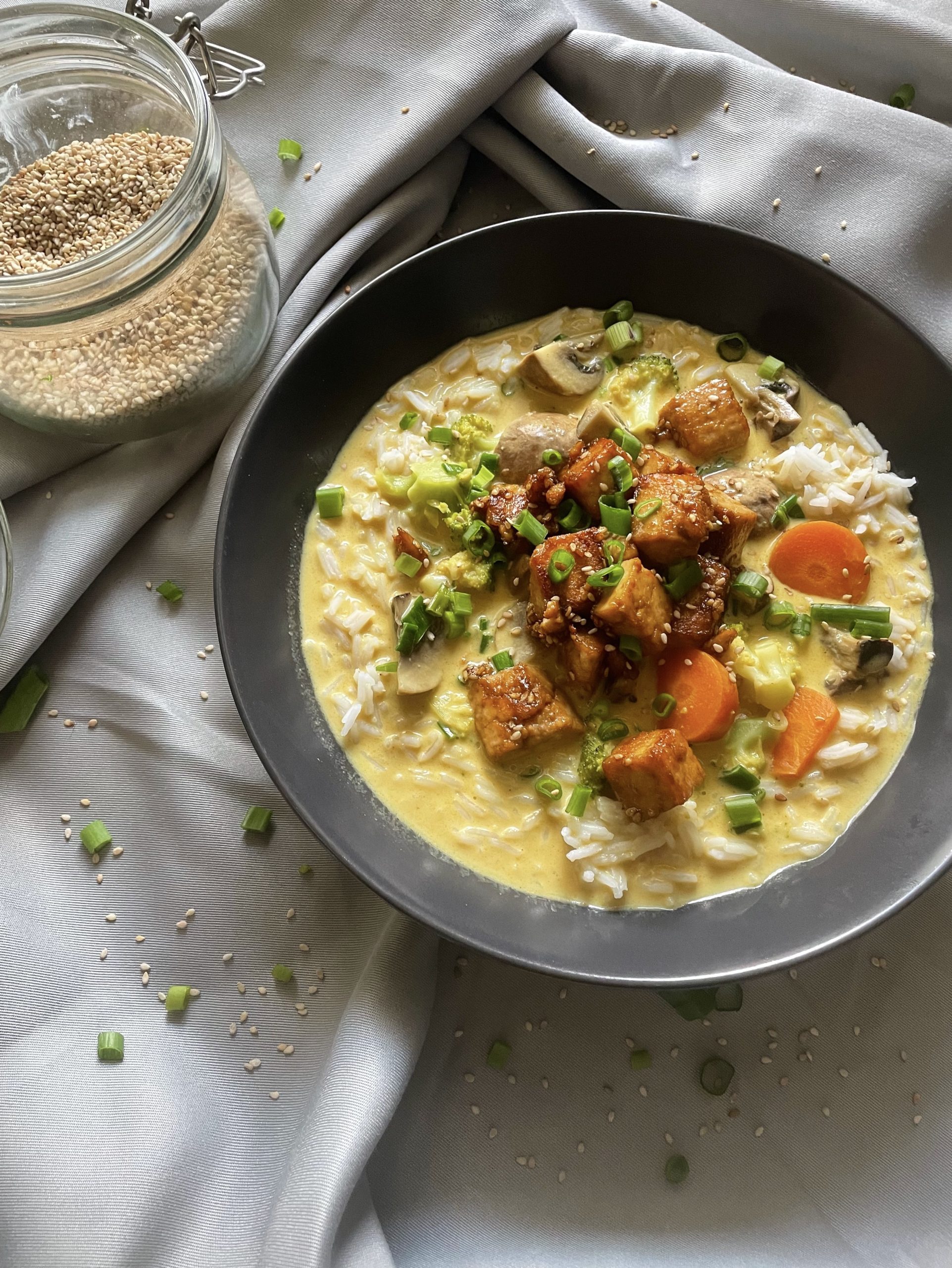 Leckeres Thai Curry mit Tofu und Sesam