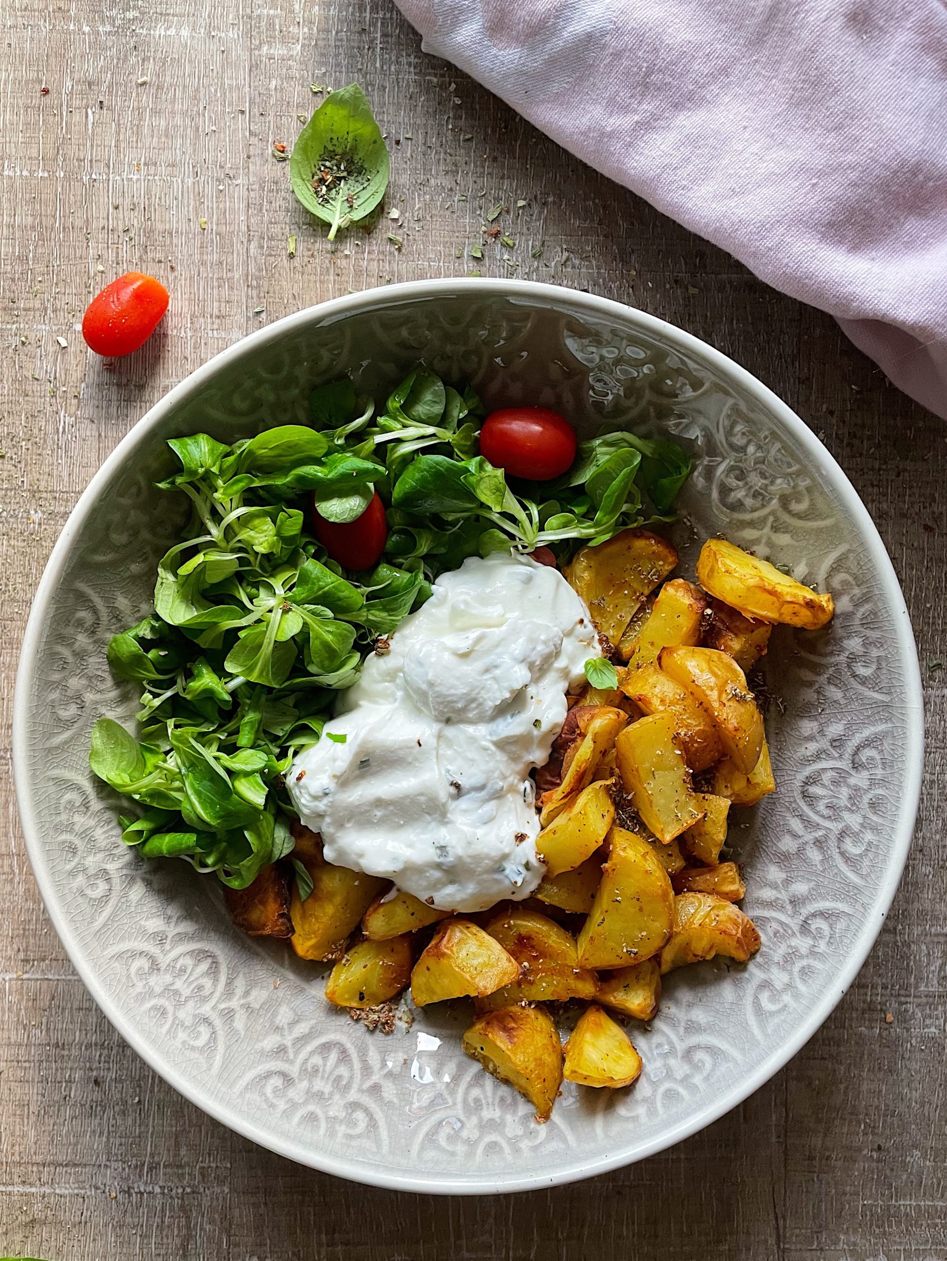 Knusprige Kartoffelecken mit Feldsalat und Dip