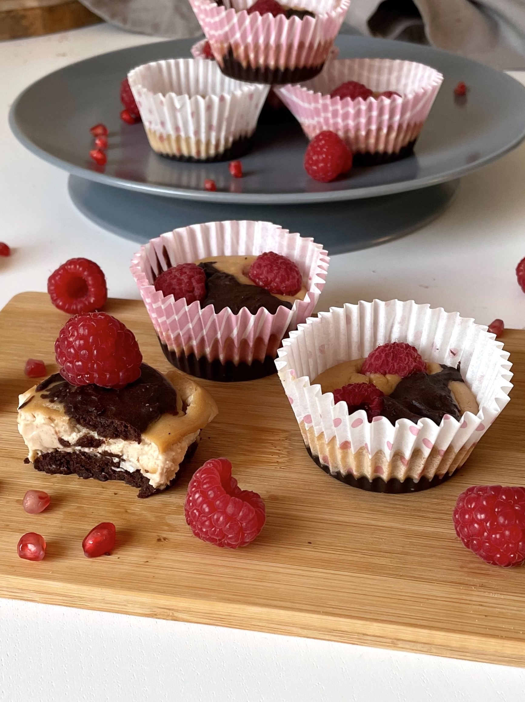 Leckere leichte Cheesecake-Brownie Muffins mit Himbeeren