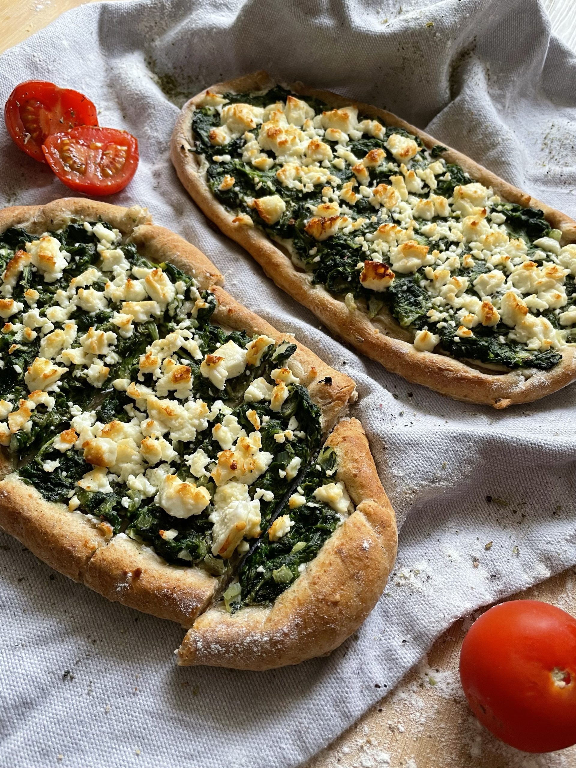 Lecker angerichtete Pide mit Spinat und Feta überbacken