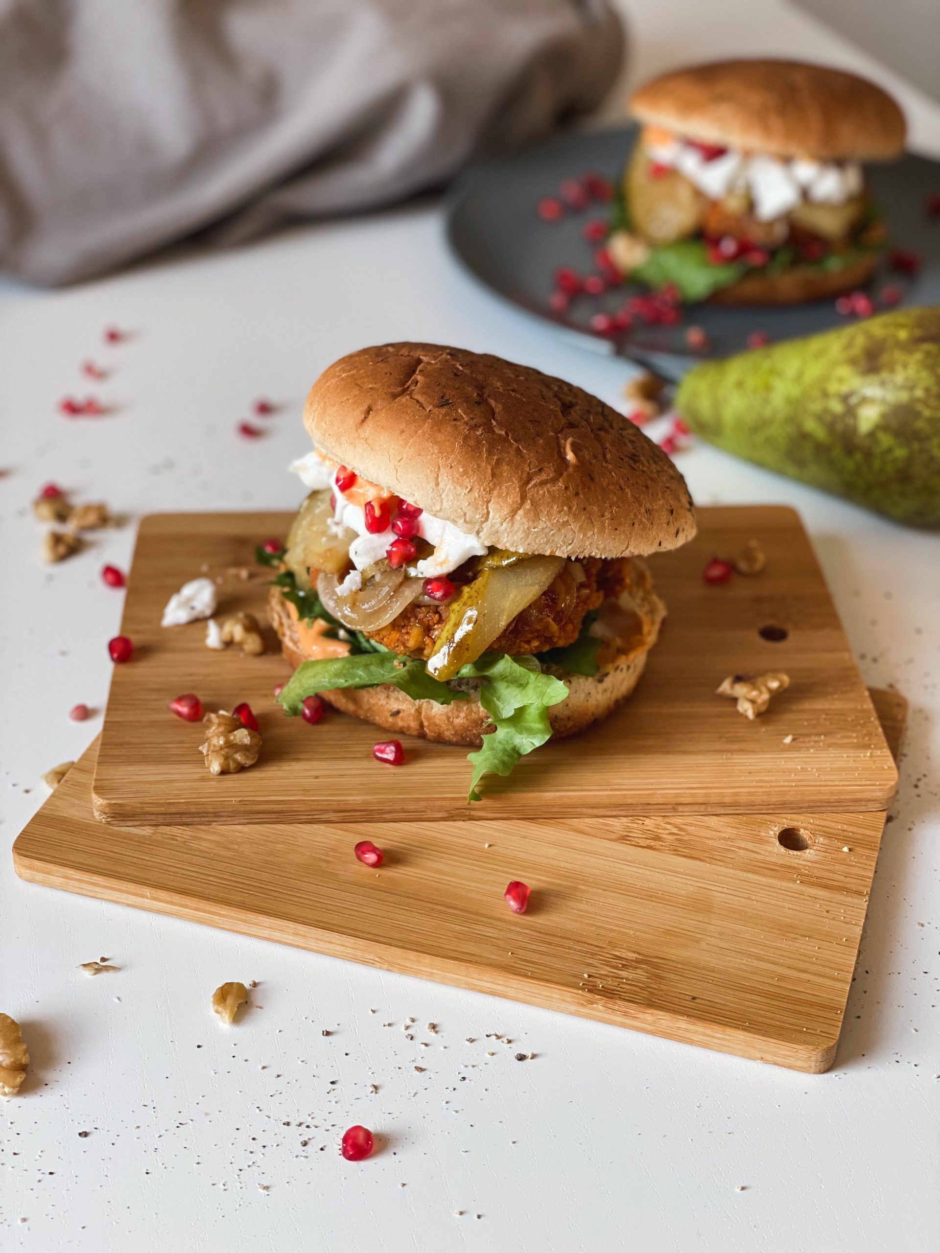 Leckere vegane Walnuss-Birnen Burger angerichtet mit Granatapfel